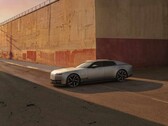 傍晚阳光下高墙前的 Jaguar Type 01 EV