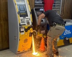 一名警察用手持研磨锯切割比特币自动取款机（图片来源：贾斯珀县治安官办公室，通过 Facebook；已裁剪）