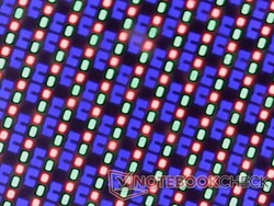 清晰的 OLED 子像素阵列，颗粒感极低