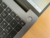 放在木桌上面的 Windows 笔记本电脑（图片来源：Andrey Matveev - Unsplash）