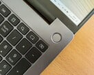 放在木桌上面的 Windows 笔记本电脑（图片来源：Andrey Matveev - Unsplash）