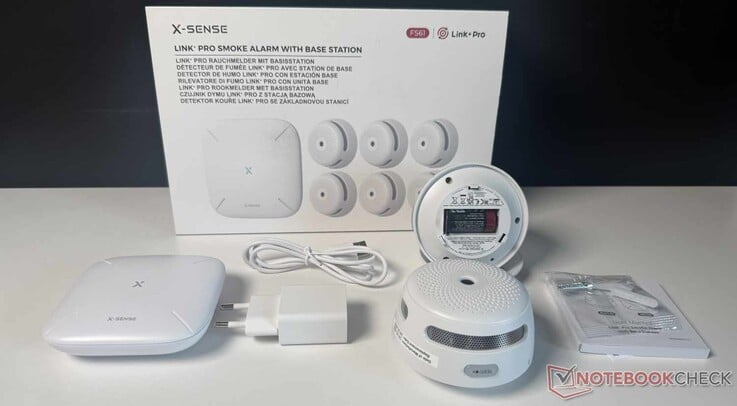 X-Sense XS01-M (FS61) 包装盒内的物品——请注意,图片中仅展示了六台烟雾探测器中的两台。