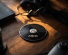 桌面上展示的一张 Xbox 光盘