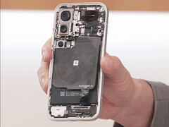 据报道，Pro Max 将配备最大的电池。图：小米 17 Pro 系列的内部结构（图片来源：卢伟冰）