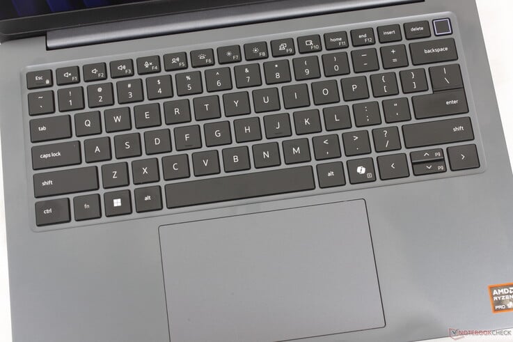 其打字体验与旧款 Latitude 7440 非常相似,配备了一个尺寸可观的 12×8×7.9 厘米触控板