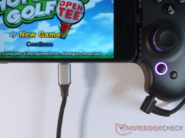 USB-C 端口可为插接的设备进行直通式充电，从而实现不间断游戏。(图片来源：Notebookcheck）