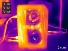 压力测试中的华硕 ROG NUC 15（左侧）