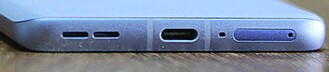 底部：扬声器、USB-C 接口、麦克风、SIM 卡插槽