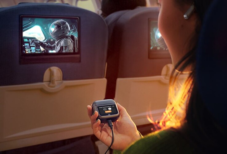 JBL Tour 3 Pro 支持通过 USB-C 或 3.5 毫米音频插孔进行有线播放。(图片来源：JBL）