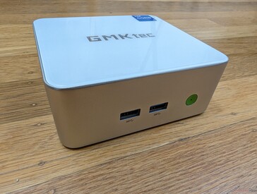 正面：2x USB-A 3.2、电源按钮