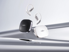 Shokz OpenFit Pro（带包装盒），图中背景为银色风格。(图片来源：Shokz）