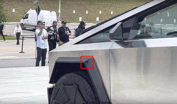 有一个隐藏在前轮井中的后视摄像头，作为侧视镜的替代品。(图片来源：Farzad Mesbahi on YouTube)