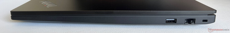 右侧USB-A 3.2 Gen.2（10 Gbps）、千兆以太网、Kensington 安全插槽