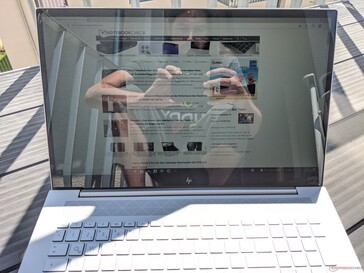 在户外使用惠普Envy 17 cg1356ng（从笔记本后面晒太阳