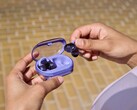JBL Soundgear Clips 是一款开放式 TWS 耳塞，电池寿命长达 32 小时。(图片来源：JBL）
