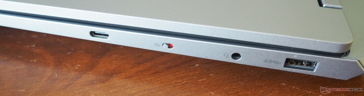 右侧USB-C 3.2 Gen 2（包括电源传输和 DisplayPort）、网络摄像头快门、音频、USB-A 3.2 Gen 1