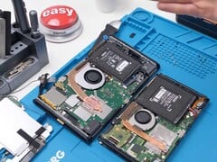 任天堂 Switch 2 的拆解图，显示包括电池、风扇和主板在内的内部组件（图片来源：Phone Repair Guru on YouTube）