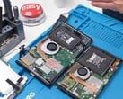 任天堂 Switch 2 的拆解图，显示包括电池、风扇和主板在内的内部组件（图片来源：Phone Repair Guru on YouTube）