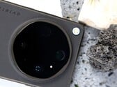据一位爆料人士称，OPPO Find X10 Ultra 的 10 倍长焦镜头将通过采用更大尺寸的传感器得到增强。