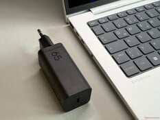 紧凑型 65W 电源