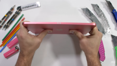 iPad 10能否生存?(来源:JerryRigEverything通过YouTube)