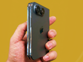 iPhone Ultra/折叠设计模式上手图。