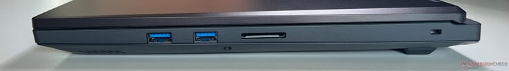 右：2 个 USB-A 3.2 Gen 1 (5 GBit/s)、SD 读卡器、Kensington Nano Saver Lock