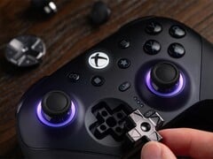用于 Xbox 的 8BitDo Ultimate 3E 控制器有一个可更换的金属 D-pad。