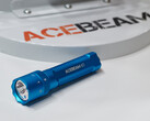 Acebeam 的 K1 特别版（图中为青色激光器）预计还将推出红光、白主光和绿色激光器。