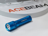 Acebeam 的 K1 特别版（图中为青色激光器）预计还将推出红光、白主光和绿色激光器。