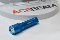 Acebeam 的 K1 特别版（图中为青色激光器）预计还将推出红光、白主光和绿色激光器。