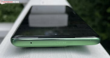 顶部：麦克风、听筒/第二个扬声器