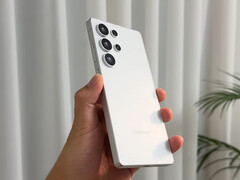 Galaxy S25 Ultra 假人模型的上手图片显示其采用了圆角设计(图片来源:Ice Universe)