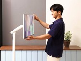 三星将智能显示器 M7 与多功能支架相结合。(图片来源：三星）