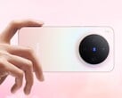 粉色渐变外观的 vivo X300 智能手机，展示圆形 Zeiss 品牌三摄像头模块（图片来源：vivo）