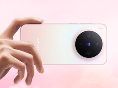 粉色渐变外观的 vivo X300 智能手机，展示圆形 Zeiss 品牌三摄像头模块（图片来源：vivo）