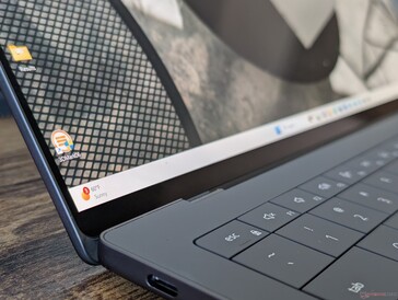 边缘到边缘的亮面玻璃覆盖层