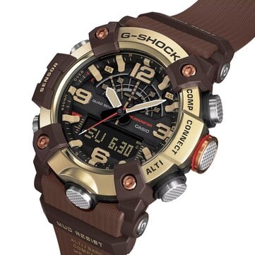 G-Shock Mudmaster GG-B100XMH-5A 的斜视角照片，展示了其数码-指针式显示屏以及浅黄色和棕色的配色方案。