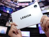 即将推出的Legion Y700 Infinite将搭载骁龙8 Elite Gen 5领先版。图为该平板电脑的白色款。