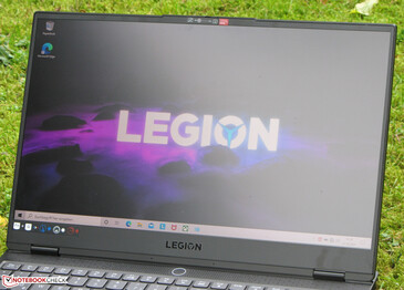 Legion S7在户外（在阴天拍摄）。