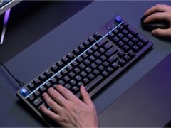 罗技 G316 X 游戏键盘置于桌面上