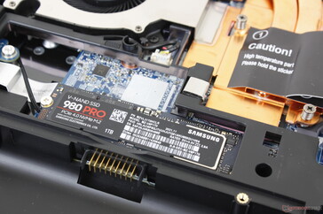 主要的PCIe4 x4 NVMe SSD，不包括额外的冷却装置