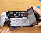 PlayStation Portal 让电池更换变得不必要的复杂。(图片：雅各布-R，YouTube）