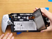 PlayStation Portal 让电池更换变得不必要的复杂。(图片：雅各布-R，YouTube）