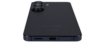 底部扬声器、USB、麦克风、SIM 卡