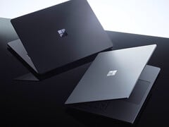 铂金色和深钢色/夜幕色配色的 Surface Laptop Ultra。