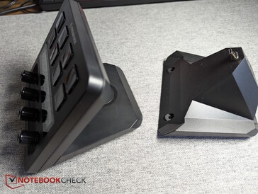 用 XLR 底座(右)替换标准底座(左)