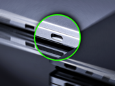 Surface Laptop Ultra 拥有一个全新的超大 USB-C 端口。