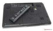 The 6 cell battery is easy to remove and supplies a capacity of 62 Wh.