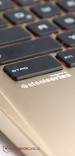 它仍采用了SteelSeries品牌的键盘，和不同寻常的布局。